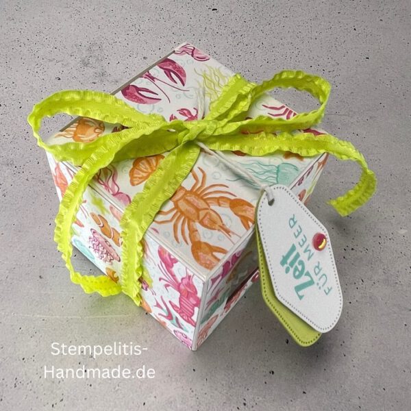 Handdekorierte Fensterschachtel 7 cm mit maritimen Motiven, Geschenkbox mit Fenster und Schleife in Grün, Detailansicht Geschenkschachtel Etikett „Zeit für Meer“, Offene Sichtfensterbox von oben, Fensterschachtel mit bunter Meeresdekoration, Geschenkverpackung mit transparentem Fenster, Handgemachte maritime Fensterschachtel mit Schleife